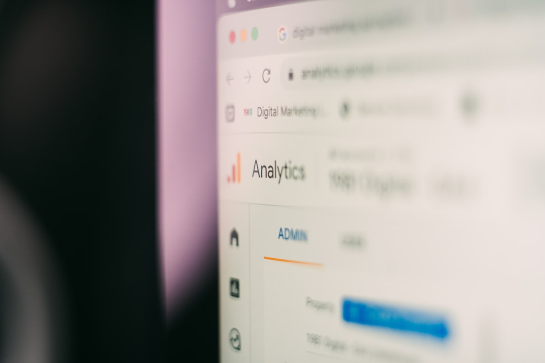 Um plano aproximado de um ecrã de computador a mostrar uma página web do Google Analytics, focando no menu da barra lateral e numa parte do painel de Analytics, na secção de Administração de um site de alojamento WordPress.